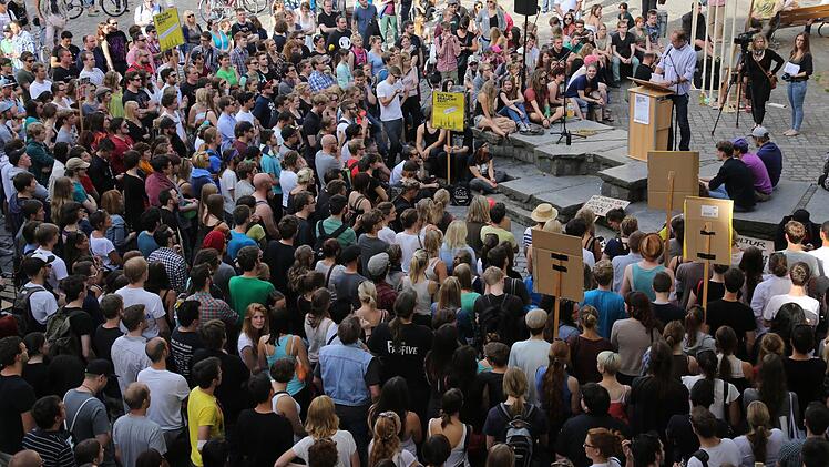 Gegen die Sperrzeitenregelung gingen im Juli 2013 zahlreiche junge Leute auf die Straße.  Fotos: Matthias Hoch