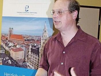 Gunnar Kunz (links) liest aus seinem Kriminalroman "Ausgeleuchtet", der das Berlin der Weimarer Republik aufzeigt.