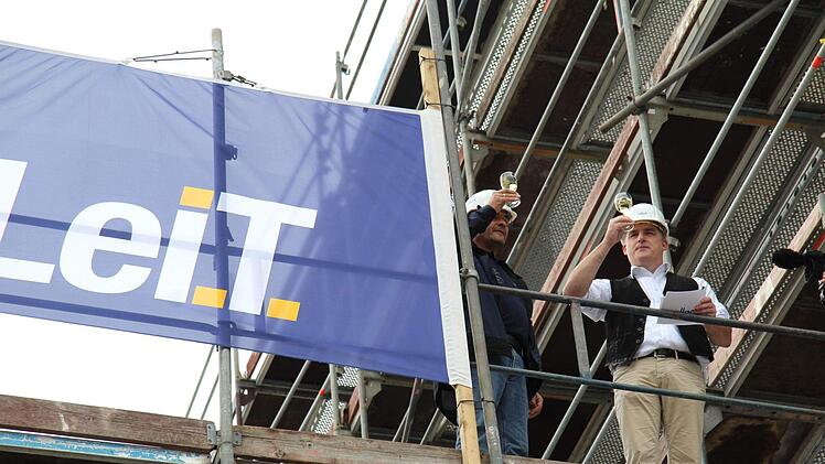 Planer Dirk Baumbach und Bauleiter Hartwig Franke beim Richtspruch