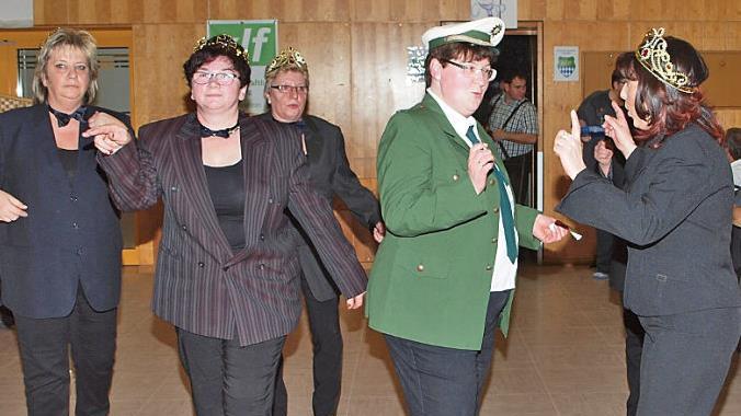 Der schwungvolle Auftritt einer Frauengruppe zu dem Lied "Ich bin der Märchenprinz" begeisterte die Winterball-Besucher. Foto: Alfred Thieret
