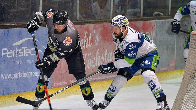 Die Höchstadt Alligators um Kapitän Martin Vojcak (links) gaben sich nach der Heimpleite gegen Lindau am Freitag nicht auf und kämpften für ein weiteres Halbfinalspiel auf eigenem Eis. Foto: Picturedreams