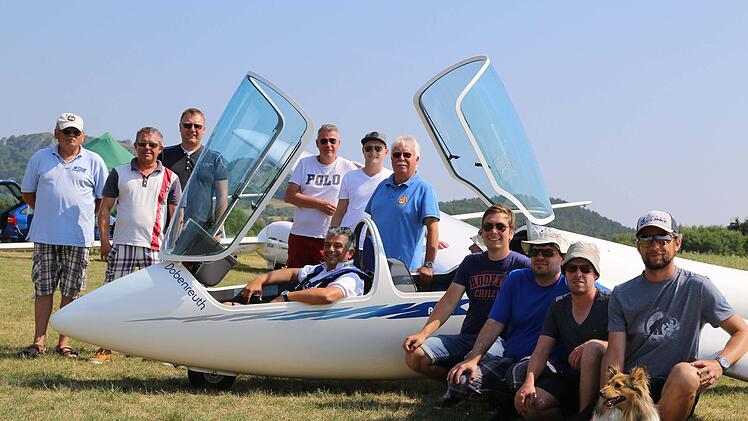 Beste Stimmung bei den Fluglehreranwärtern und den Verantwortlichen Foto:  Franz Galster