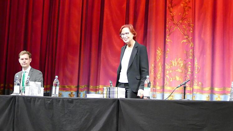 Pressekonferenz auf der Theaterbühne mit Intendantin Sibylle Broll-Pape, Cheframaturg Remsi Al Khalisi (rechts) und Bürgermeister Jonas Glüsenkamp