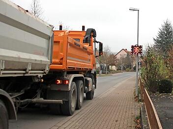 Autos und Schwerlaster fahren mit überhöhter Geschwindigkeit durch das Wohngebiet  Foto: Ellen Mützel