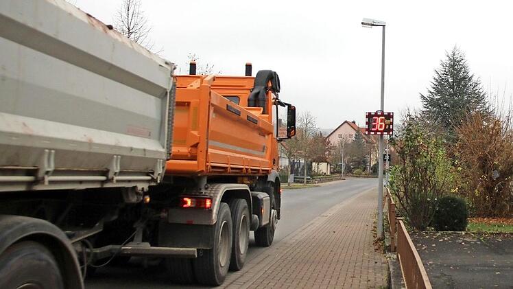 Autos und Schwerlaster fahren mit überhöhter Geschwindigkeit durch das Wohngebiet  Foto: Ellen Mützel