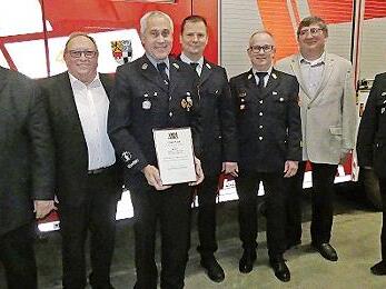 Hohe Ehrung für Alfred Wolfrum: Für 40 Jahre aktiven Feuerwehrdienst erhielt er das Ehrenzeichen in Gold. Unser Bild zeigt (von links) Bürgermeister Gerhard Schneider, stellvertretender Landrat Dieter Schaar, Alfred Wolfrum, Kreisbrandrat Thomas H...