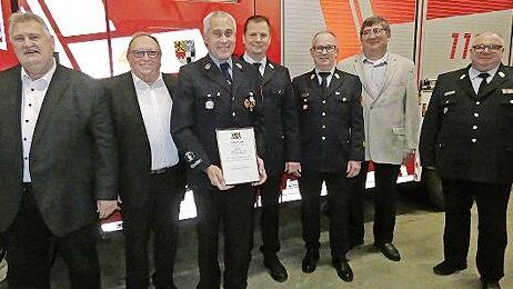 Hohe Ehrung für Alfred Wolfrum: Für 40 Jahre aktiven Feuerwehrdienst erhielt er das Ehrenzeichen in Gold. Unser Bild zeigt (von links) Bürgermeister Gerhard Schneider, stellvertretender Landrat Dieter Schaar, Alfred Wolfrum, Kreisbrandrat Thomas H...