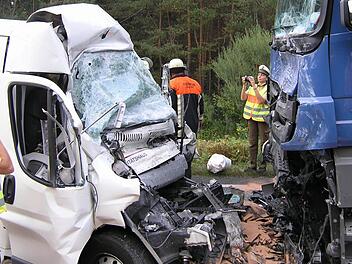 Der Fiat Ducato (links) krachte frontal gegen den Lastwagen. Der junge Mann am Steuer des Lieferwagens hatte keine Überlebenschance.  Fotos: Andreas Dorsch