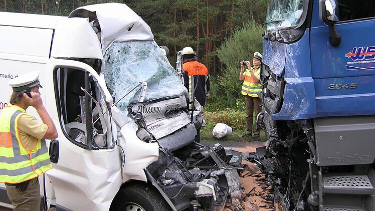 Der Fiat Ducato (links) krachte frontal gegen den Lastwagen. Der junge Mann am Steuer des Lieferwagens hatte keine Überlebenschance.  Fotos: Andreas Dorsch