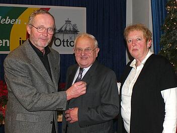 Bernd Boggasch (l.) und Ursula Welker ehrten Gerhard Fritsch. Fotos: Manfred Welker