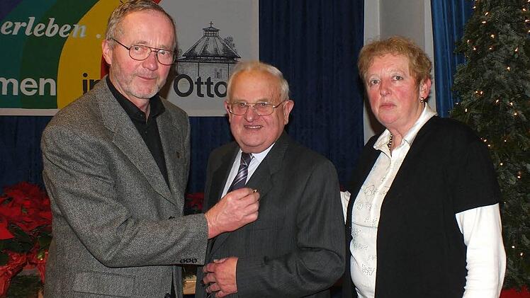 Bernd Boggasch (l.) und Ursula Welker ehrten Gerhard Fritsch. Fotos: Manfred Welker