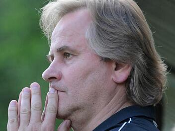 Georg Stöckel zwischen Hoffen und Bangen: Als Vorsitzender und Interimstrainer erlebte er vor sechs Wochen das dramatische Entscheidungsspiel gegen Mistelgau, das der TSV Stadtsteinach mit 4:5 nach Elfmeterschießen verlor und den Abstieg aus der Kreisliga besiegelte. Foto: Peter Mularczyk
