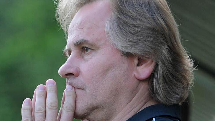 Georg Stöckel zwischen Hoffen und Bangen: Als Vorsitzender und Interimstrainer erlebte er vor sechs Wochen das dramatische Entscheidungsspiel gegen Mistelgau, das der TSV Stadtsteinach mit 4:5 nach Elfmeterschießen verlor und den Abstieg aus der Kreisliga besiegelte. Foto: Peter Mularczyk