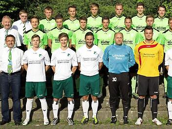 Das neuformierte Team des SV Friesen (hinten v.l.): Schatzmeister Arno Stumpf, Daniel Jakobi, Benjamin Langguth, Andre Münch, Nico Fröba, Patrick Höhn, Jannik Krebs, Benjamin Rebhan, Spielleiter 1. Mannschaft Detlef Dabel; (Mittev. l.) 2. Vorsitzender Werner Saal, Lars Meyer, Ladislav Ladur, Nils Firnschild, Philipp Gleich, Andre Scholz, Daniel Krüglein, Dominik Zwosta, Frank Fugmann, Trainer 2. Mannschaft Holger Geiger, Trainer 1. Mannschaft Andreas Lang; (vorne v. l.) 1. Vorsitzender Nobert...