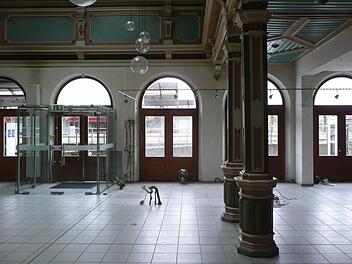 Der schöne Jugendstil-Raum des Lichtenfelser Bahnhofsbistros ist leergeräumt und verschlossen. Kein heißer Kaffee oder Tee mehr für wartende Bahnkunden, kein gemütlicher Treff mehr für Lichtenfelser. Foto: Ramona Popp