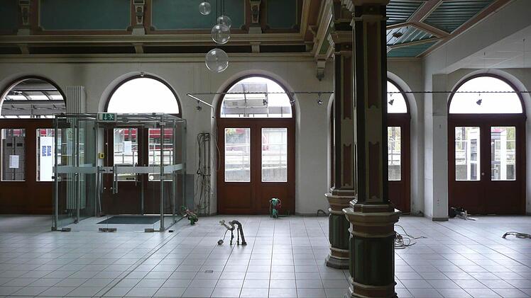 Der schöne Jugendstil-Raum des Lichtenfelser Bahnhofsbistros ist leergeräumt und verschlossen. Kein heißer Kaffee oder Tee mehr für wartende Bahnkunden, kein gemütlicher Treff mehr für Lichtenfelser. Foto: Ramona Popp