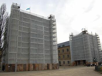 Schloss Ehrenburg ist eingerüstet und kann deswegen nicht für die Dreharbeiten als Kulisse dienen.