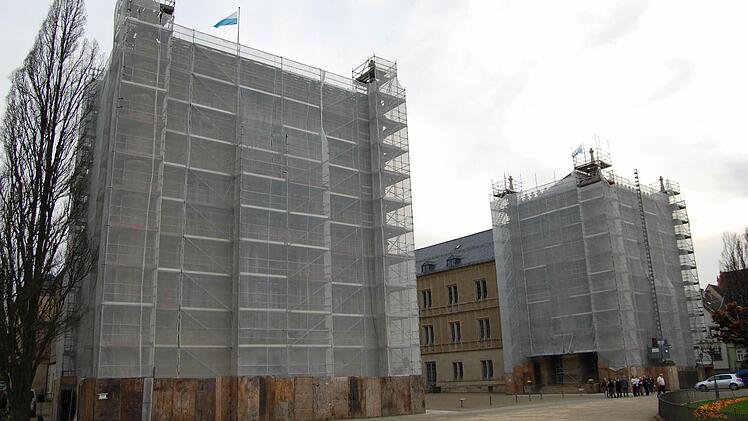 Schloss Ehrenburg ist eingerüstet und kann deswegen nicht für die Dreharbeiten als Kulisse dienen.
