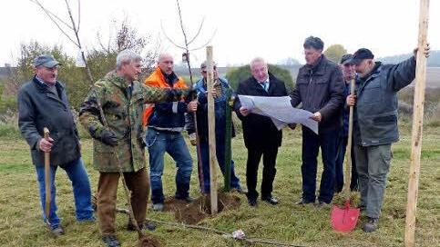 Wo sollen die Obstbäume auf der Lehenwiese gepflanzt werden? Da hilft ein Blick in den Plan, den der Vorsitzende der Teilnehmergemeinschaft Waldau, Siegfried Käb-Bornkessel, und Bürgermeister Harald Hübner (Dritter und Vierter von rechts) in Händen halten.  Foto: Dieter Hübner
