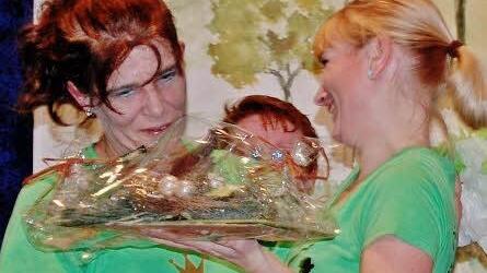 Choreografin Gabi Müller erhält den Dank ihrer "Steppdamen".  Foto: Dobschütz