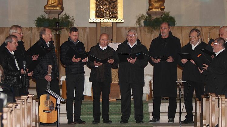 Mit seinen Liedern begeisterte wieder das "Doppelsextett" mit Projektleiter Fred Söldner Dritter von links). Foto: Günther Geiling