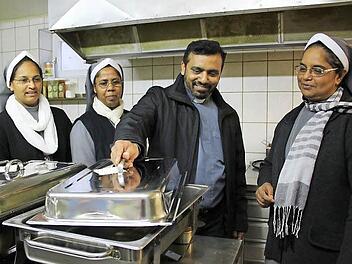 Sie werden mit ihren indischen Kolleginnen kochen und haben sich vorab die Küche bei Michis Partyservice in Windheim angeschaut, von links Schwester Salini, Schwester Trinitha, Pfarrer Cyriac und Schwester Telma. Foto: Veronika Schadeck