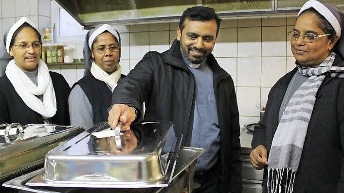 Sie werden mit ihren indischen Kolleginnen kochen und haben sich vorab die Küche bei Michis Partyservice in Windheim angeschaut, von links Schwester Salini, Schwester Trinitha, Pfarrer Cyriac und Schwester Telma. Foto: Veronika Schadeck