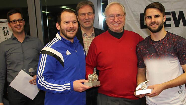 Den Torschützenpokal überreichte Altlandrat Hein Köhler (2. von rechts) an Nikolai Altwasser (rechts) und Christian Brandt (2. von links). Mit im Bild Loewe-Personalleiter Andy Hauer und Landrat Klaus Löffler.