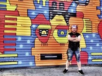 Der K&uuml;nstler und sein Werk auf Garagentor.  Foto: Veranstalter