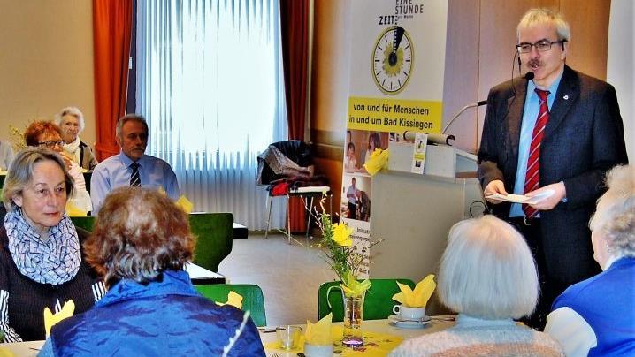 Diakon Christoph Glaser (rechts) im Einsatz für sein Projekt "Eine Stunde Zeit" Sigismund von Dobschütz