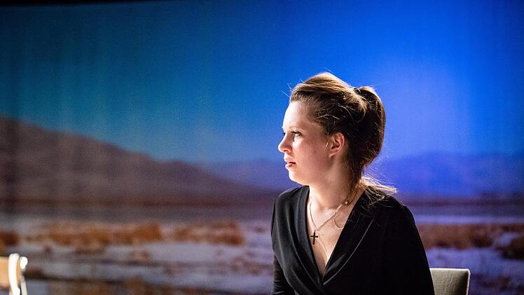 Furioses Kammerspiel: Szene aus der Coburger Erstaufführung der Komödie "Gespräch wegen der Kürbisse" in der Reithalle.Foto: Sebastian Buff