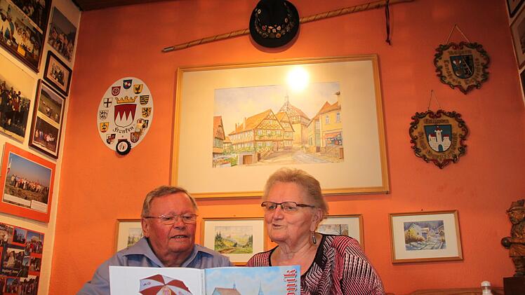 Das Wandern ist der Konrads Lust: Gerlinde und Siegfried Konrad sitzen im "Frankeneckla" und blättern in der Chronik der AWO-Wandergruppe Burgkunstadt, der sie seit über 40 Jahren die Treue halten. Foto: Stephan Stöckel