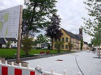 Ein Aufgabenschwerpunkt der vergangenen Jahre des Stadtumbaumanagements war die Umsetzung des Realisierungswettbewerbs für die Neugestaltung der Teuschnitzer Stadtmitte. Die Arbeiten hierzu sollen Ende September abgeschlossen sein.  Foto: Heike Schülein/Archiv