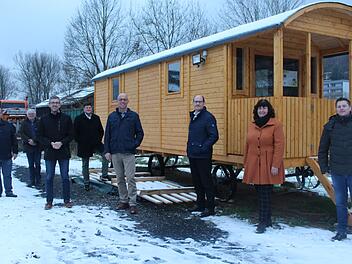 Die Bürgermeister der Rhönallianz besuchten im Dezember  mit Allianzmanager Uwe Schmidt (hinten) ein gefördertes Projekt  der Jugendgruppe Funky Fruits des Obst- und Gartenbauvereins Bad Brückenau.  Erneut werden viele Projekte von der Allianz gefördert, unter anderem Spiel- und Rastplätze oder regionale Selbstbedienungsläden. Archivfoto: Julia Raab
