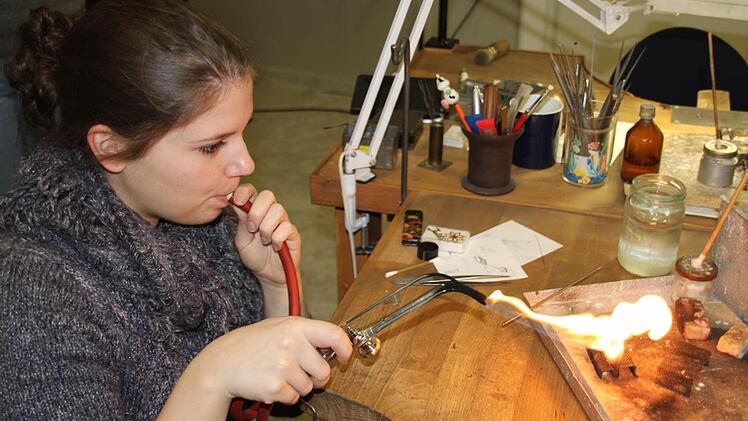 Julika Heckel beim Goldschmieden. Foto: Ekkehard Roepert