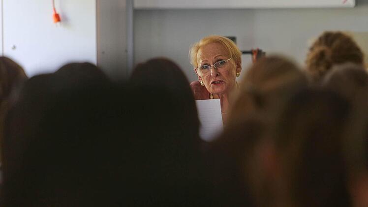 Inge Geiler liest vor Schülern des Herder-Gymnasiums. Fotos: Barbara Herbst