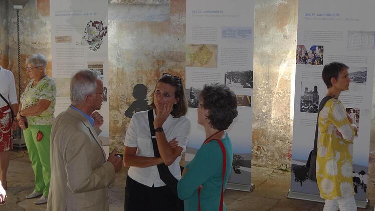 Die Synagoge in Memmelsdorf ist ein Ort der Begegnung und des Entdeckens. Am Dienstag wurde die Ausstellung "Mitten unter uns" eröffnet.