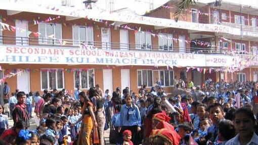 Hühnchen mit Reis: Ein Festessen gab es beim Besuch einer Delegation der Kulmbacher Nepalhilfe für die Kinder der Malekhu-Schule. Foto: pr.