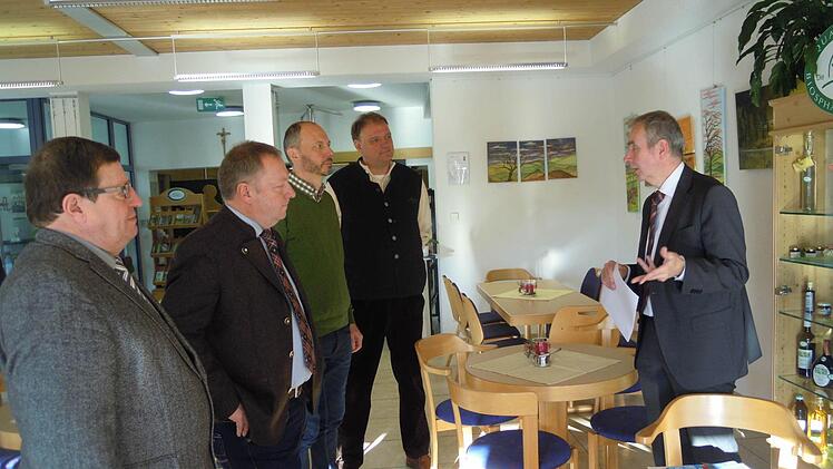 Josef Demar, Thomas Bold, Klaus Spitz und Michael Pfaff (v.l.) bei der Präsentation der neuen Umgebungskarte Naturpark Bayerische Rhön durch Konrad Unsleber