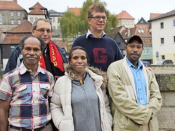 Sie haben einen Glauben und sind doch so verschieden, wollen aber voneinander lernen (v. l., vorne): Kikingtau Amburo, Yaku Endambing, Isaiah Teta. Hinten: Pfarrer Christoph Teille und Martin Gundermann. Foto: V. Schadeck