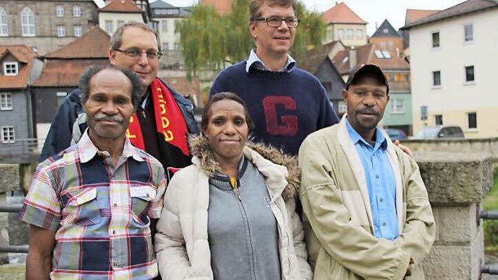 Sie haben einen Glauben und sind doch so verschieden, wollen aber voneinander lernen (v. l., vorne): Kikingtau Amburo, Yaku Endambing, Isaiah Teta. Hinten: Pfarrer Christoph Teille und Martin Gundermann. Foto: V. Schadeck