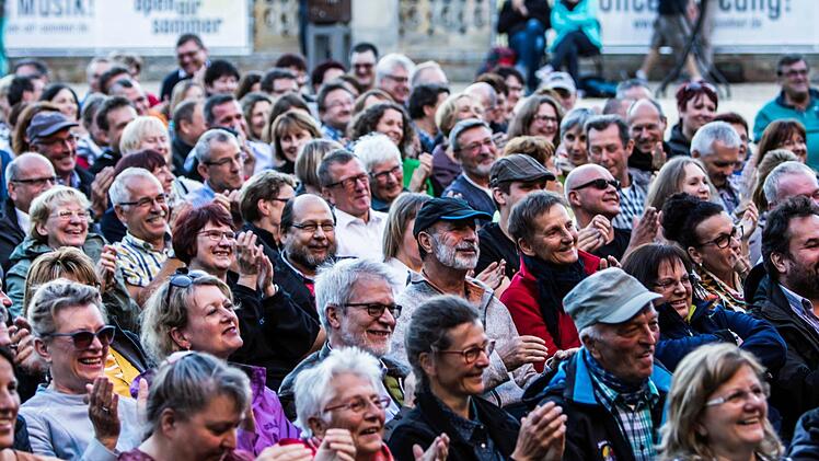 Wenn auch immer sie mit nach Tambach bringen: Werner Schmidbauer und Martin Kälberer haben treue Fans. Diesmal kamen sie gemeinsam mit Wally Warning.Foto: Jochen Berger