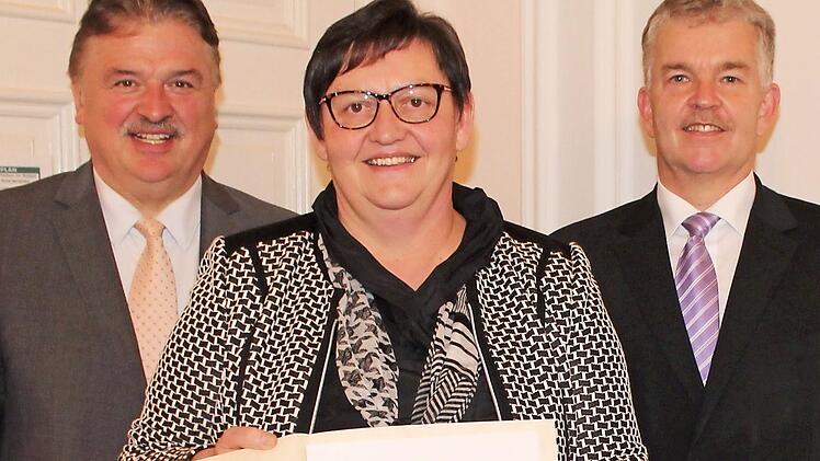 Eine oberfränkische Teilnehmerin kam aus dem Landkreis Kronach: Roswitha Kühr freute sich über das Zertifikat, das sie vom Amtschef im Bayerischen Staatsministerium für Ernährung, Landwirtschaft und Forsten, Hubert Bittlmayer, erhielt. Links der Kulmbacher Landrat Klaus Peter Söllner