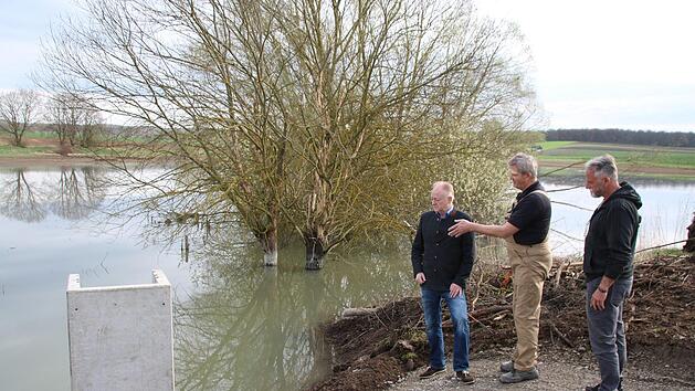 Karl Wohlfart (Mitte) erl&auml;utert B&uuml;rgermeister Helmut Blank (links) und Bauhofleiter Stefan Sluzar, Details zur Regulierung des Wasserstandes am Gro&szlig;wenkheimer See. Eine Flutmulde wird das Wasser im Extremfall ableiten.  Thomas Malz
