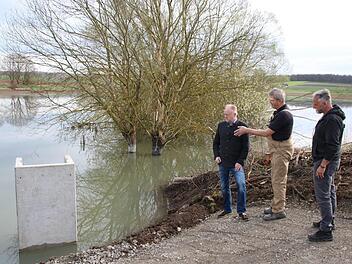 Karl Wohlfart (Mitte) erläutert Bürgermeister Helmut Blank (links) und Bauhofleiter Stefan Sluzar, Details zur Regulierung des Wasserstandes am Großwenkheimer See. Eine Flutmulde wird das Wasser im Extremfall ableiten.  Thomas Malz