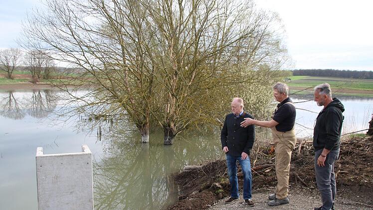 Karl Wohlfart (Mitte) erläutert Bürgermeister Helmut Blank (links) und Bauhofleiter Stefan Sluzar, Details zur Regulierung des Wasserstandes am Großwenkheimer See. Eine Flutmulde wird das Wasser im Extremfall ableiten.  Thomas Malz