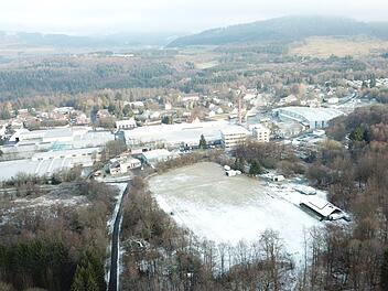 Luftaufnahme vom Sportgelände des SCK Oberwildflecken. Im Vordergrund zu sehen sind die Werksgebäude der Firma Paul und Co. Rechts im Hintergrund geht der Blick auf die knapp 930 Meter hohe Dammersfeldkuppe. Foto: sfs