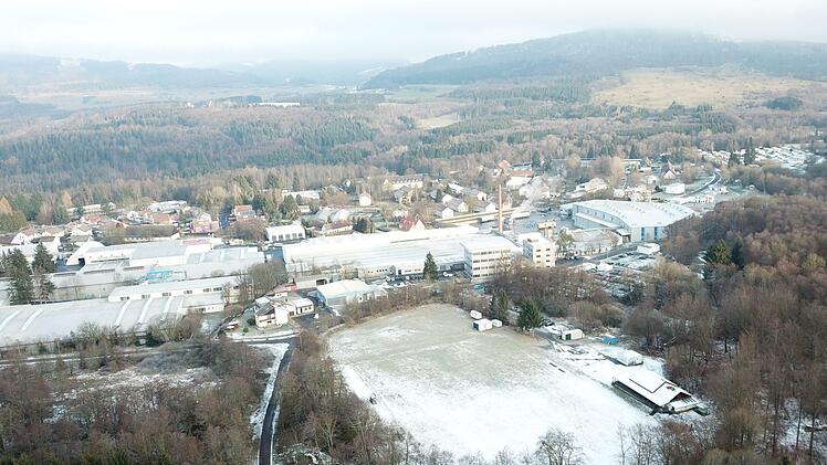 Luftaufnahme vom Sportgelände des SCK Oberwildflecken. Im Vordergrund zu sehen sind die Werksgebäude der Firma Paul und Co. Rechts im Hintergrund geht der Blick auf die knapp 930 Meter hohe Dammersfeldkuppe. Foto: sfs