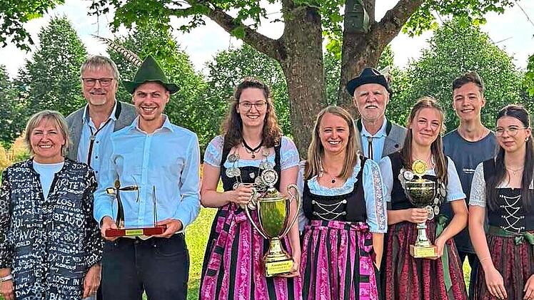 Unser Foto zeigt von links: Margit Steuck, J&uuml;rgen Reith, Michael Koch, Sarah Kornmann, Andrea Rummel, Klemens Simon, Luisa Kuhn, Nick Seufert und Carolin Graser.Andrea Rummel