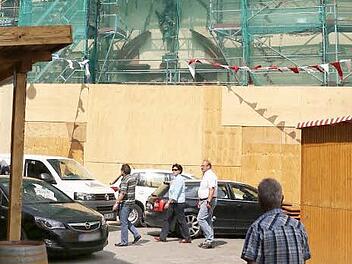 Rechtzeitig vor  Kirchweih-Beginn wurden die Baustelle "dicht" gemacht und  Ecken und  Kanten verkleidet. Foto:  Matthias  Hoch